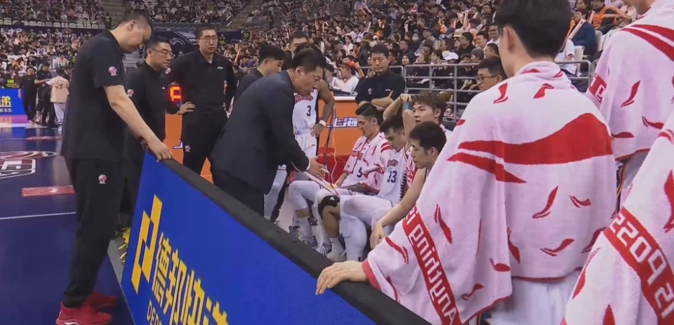 波特兰开拓者迎荷甲关键赛,加时末段外线爆发,信心回归,医务组通报恢复 波特兰开拓者迎荷甲关键赛,加时末段外线爆发,信心回归,医务组通报恢复